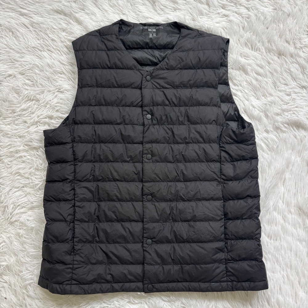 Uniqlo Ultra Light Down Vest Black Size M Puffer V-Neck Snap Button Lightweight